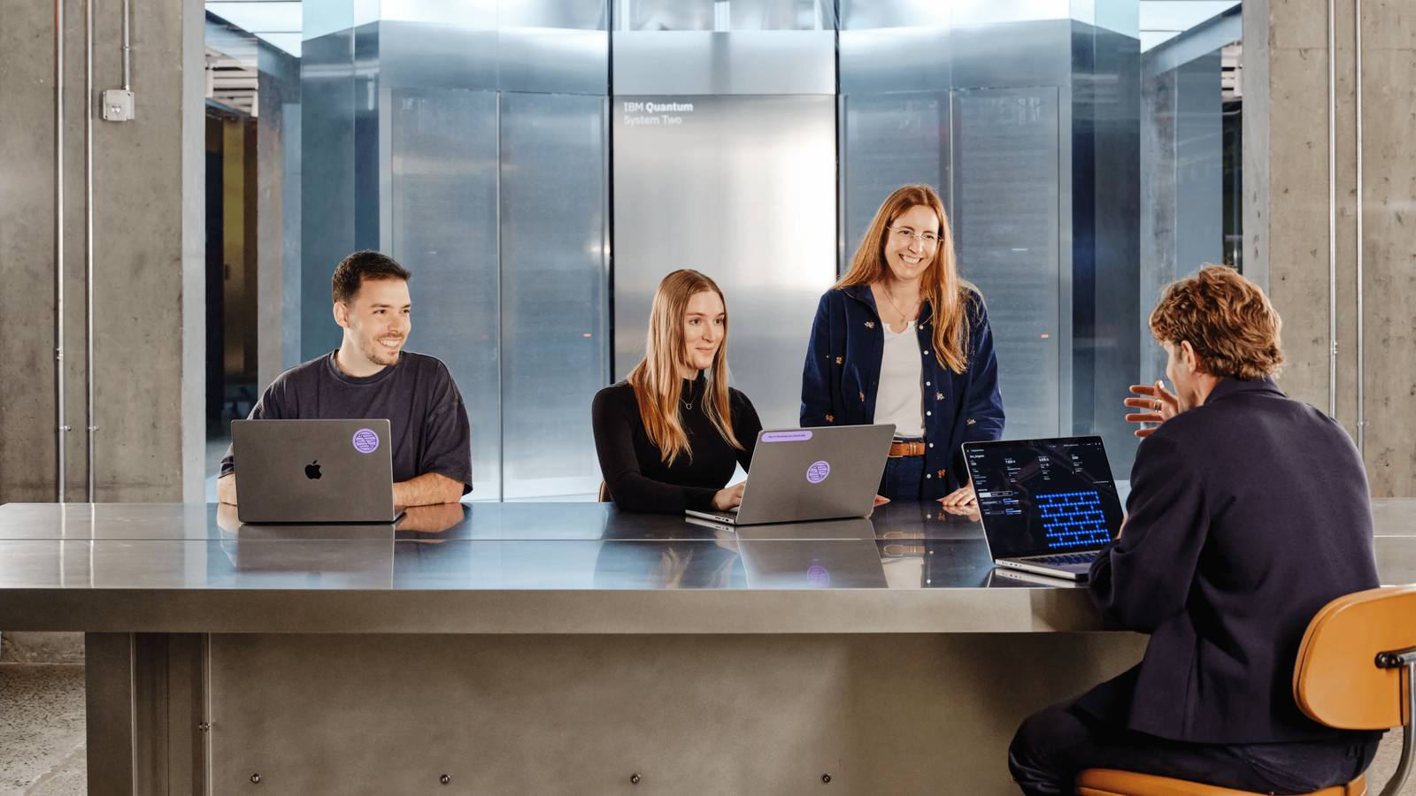 IBM Quantum System Two 앞에서 일하는 팀