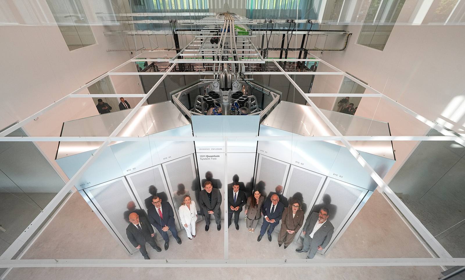 위에서 본 IBM Quantum System Two